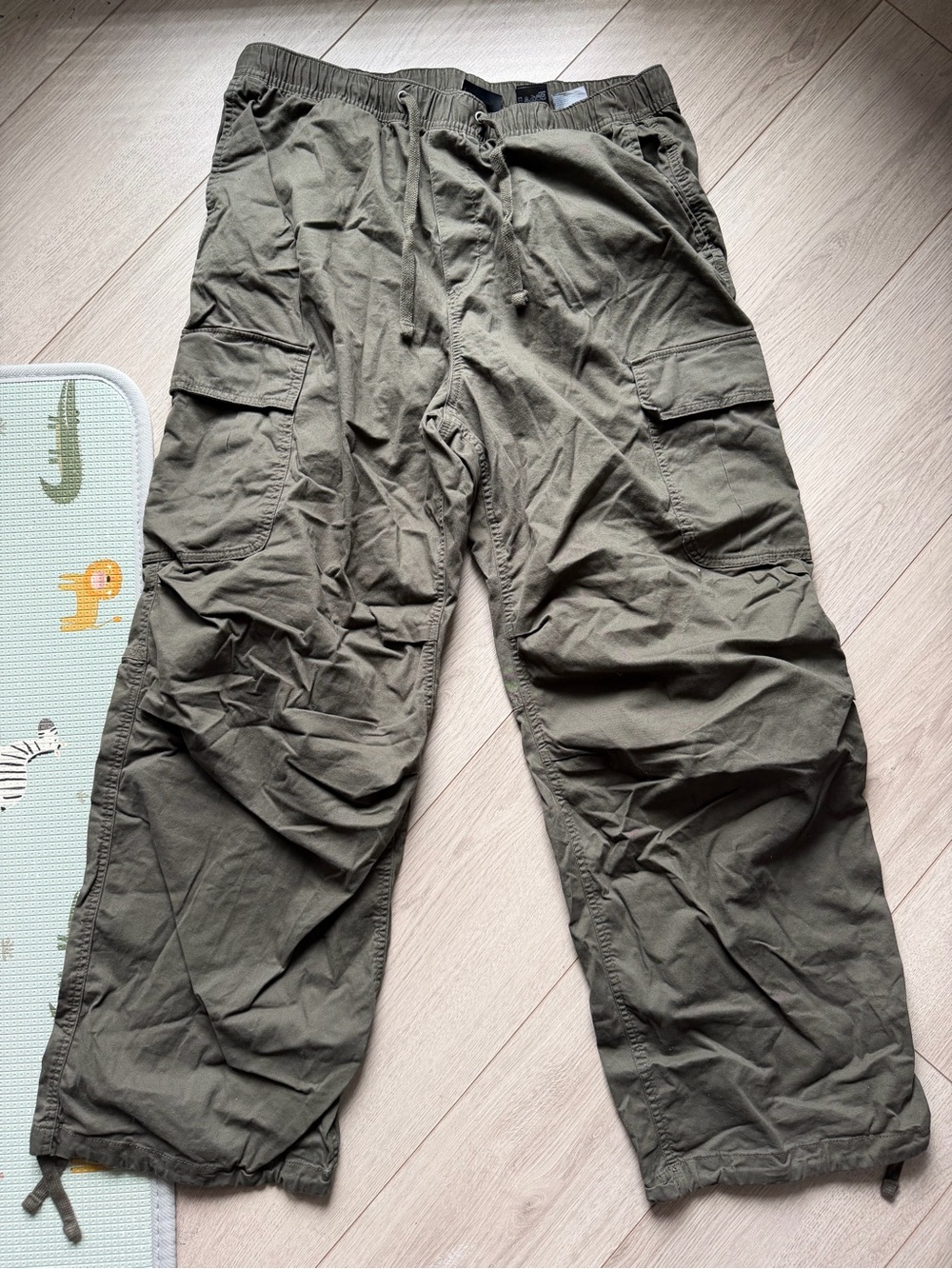 H&M Men's Cargo Pants in Olive